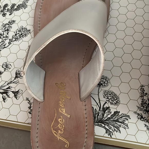 Free People Size 9, white gently used Sant Antoni Slide - Picture 2 of 3